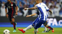 Ricardo Quaresma yang menjadi algojo sukses mencetak gol pertama untuk Porto  (REUTERS/Miguel Vidal)