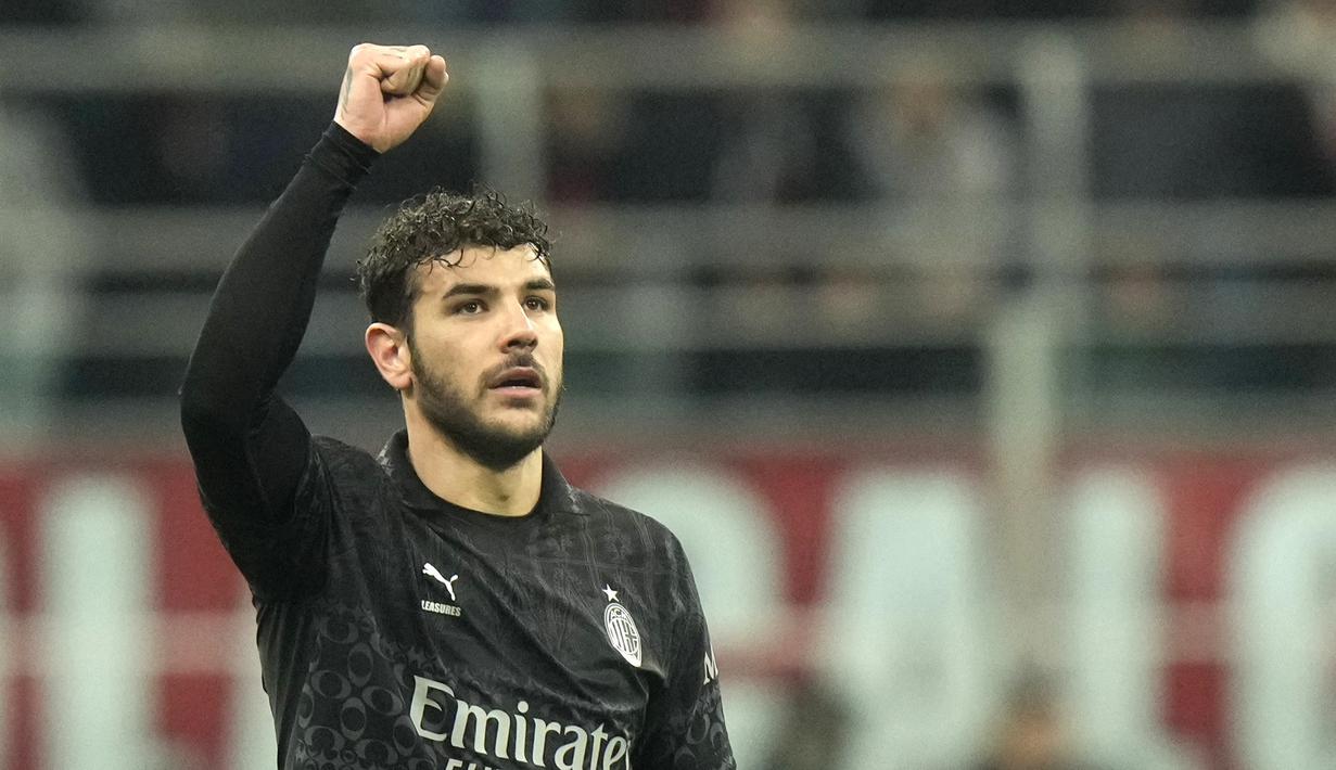 Pemain AC Milan, Theo Hernandez, melakukan selebrasi setelah mencetak gol ke gawang Napoli pada laga pekan ke-24 Serie A 2023/2024 di San Siro, Senin (12/2/2024). Theo Hernandez hadir sebagai pembeda berkat gol semata wayangnya. (AP Photo/Luca Bruno)