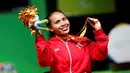 Atlet angkat berat, Ni Nengah Widiasih, mempersembahkan medali pertama untuk Indonesia pada ajang Paralimpiade Rio 2016 di Pavilion 2 Rio Centro, Brasil, Jumat (9/9/2016) dini hari WIB. (Reuters/Ueslei Marcelino)