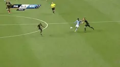 Mantan striker Barcelona, David Villa,cetak gol spektakuler dari jarak 50 meter untuk New York City FC. This video presented by Ballball.