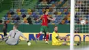 Pemain Portugal Diogo Jota melakukan selebrasi usai mencetak gol ke gawang Swedia pada pertandingan UEFA Nations League di Stadion Jose Alvalade, Lisbon, Portugal, Rabu (14/10/2020). Portugal menang 3-0. (AP Photo/Armando Franca)