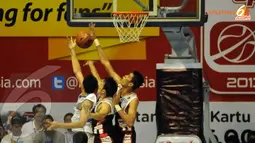Dua klub bola basket Jakarta saling adu taktik di laga lanjutan NBL yang digelar di Hall Senayan Jakarta (Liputan6.com/Helmi Fithriansyah)