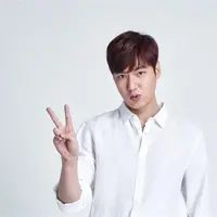 "Itu sangat sederhana. Aku biasanya pergi ke rumah makan mie ramen dan menyantapnya disudut paling pojok. Aku juga suka mendengarkan lagu yang bergenre upbeat. Aku suka minum kopi sambil menikmati dinginnya hujan," tuturnya. (Koreaboo)