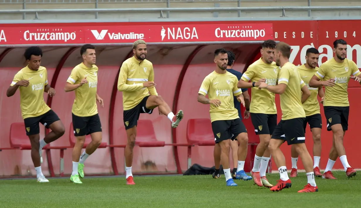 Para pemain Sevilla menghadiri sesi latihan di fasilitas olahraga Ciudad Deportiva Jose Ramon Cisneros Palacios di Seville, Senin (13/9/2021). Sevilla akan menjamu RB Salzburg dalam laga pembuka fase grup Liga Champions pada Selasa, 14 September 2021 malam WIB. (CRISTINA QUICLER/AFP)