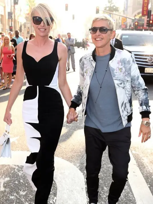 Ellen dan Portia pun selalu mengembangkan senyum mereka saat bersama-sama. (instagram/portiaderossi)