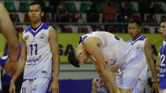 Unggul di dua game awal, Bogor LavAni yang mengincar kemenangan keduanya untuk memuluskan langkah ke grand final PLN Mobile Proliga 2022 justru kalah 2-3 berkat comeback gemilang Surabaya Bhayangkara Samator di seri pertama final four, Sabtu (12/3/2022). (Bola.com/M Iqbal Ichsan)