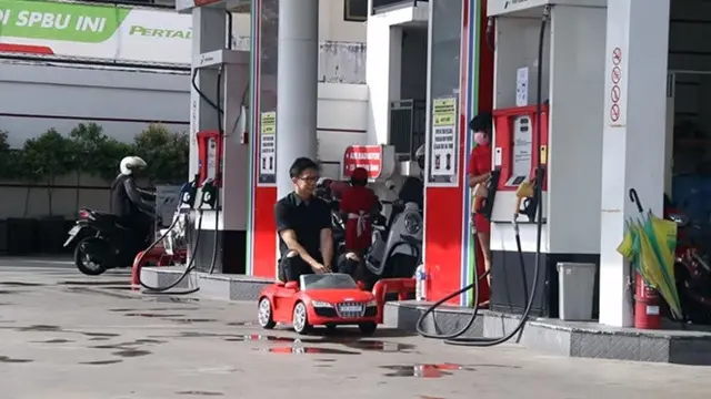 6 Potret Bocah Saat di Pom Bensin Ini Tingkahnya Bikin Senyum