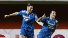 Striker Persib Bandung, Ezra Walian (tengah) melakukan selebrasi usai mencetak gol pertama timnya ke gawang Persebaya Surabaya dalam laga perempatfinal Piala Menpora 2021 di Stadion Maguwoharjo, Sleman, Minggu (11/4/2021). Persib menang 3-2 atas Persebaya. (Bola.com/M Iqbal Ichsan)