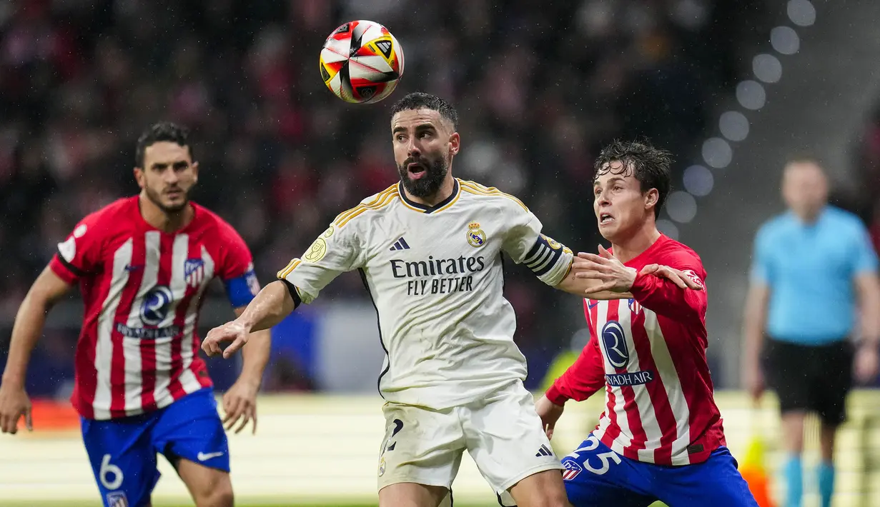 Pemain Real Madrid, Dani Carvajal (tengah) mengontrol bola dibayangi sejumlah pemain Almeria pada laga lanjutan Liga Spanyol 2023/2024 di Santiago Bernabeu, Madrid, Spanyol, Senin (22/01/2024) dini hari WIB. (AP Photo/Manu Fernandez)