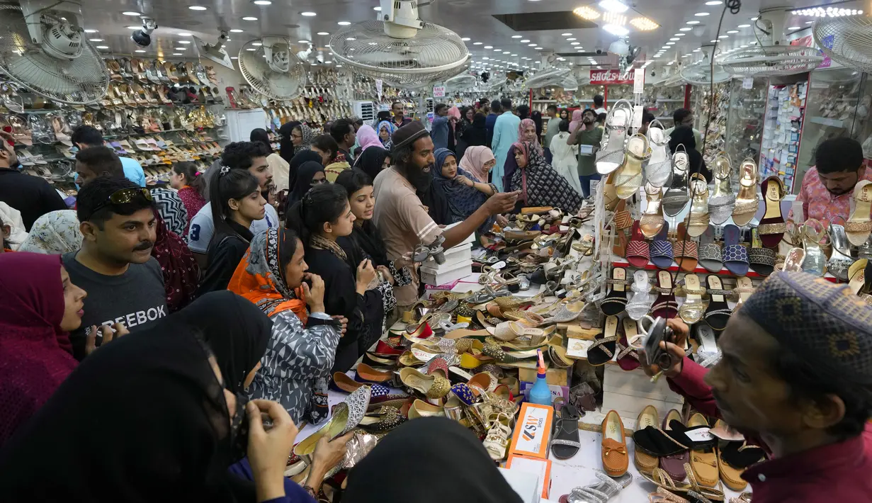 Perayaan Idul Fitri di Pakistan juga diramaikan dengan acara kumpul keluarga untuk saling berbagi makanan dan bertukar hadiah. (AP Photo/Fareed Khan)