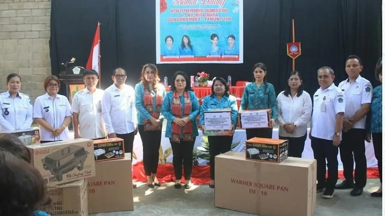 Tingkatkan Peran Perempuan, Rita Dondokambey Serahkan Bantuan kepada Warga Desa di Minahasa Utara
