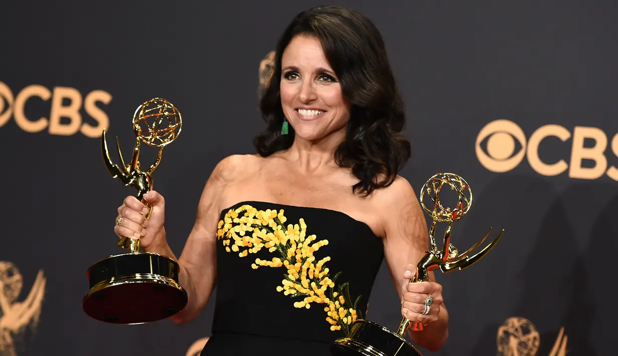 Aktris AS, Julia Louis-Dreyfus berpose dengan trofi usai meraih penghargaan ajang Emmy Awards 2017 di Los Angeles, Minggu (17/9). Tahun ini Julia secara resmi memegang rekor sebagai pemenang Emmy terbanyak untuk satu akting. (Jordan Strauss/Invision/AP)