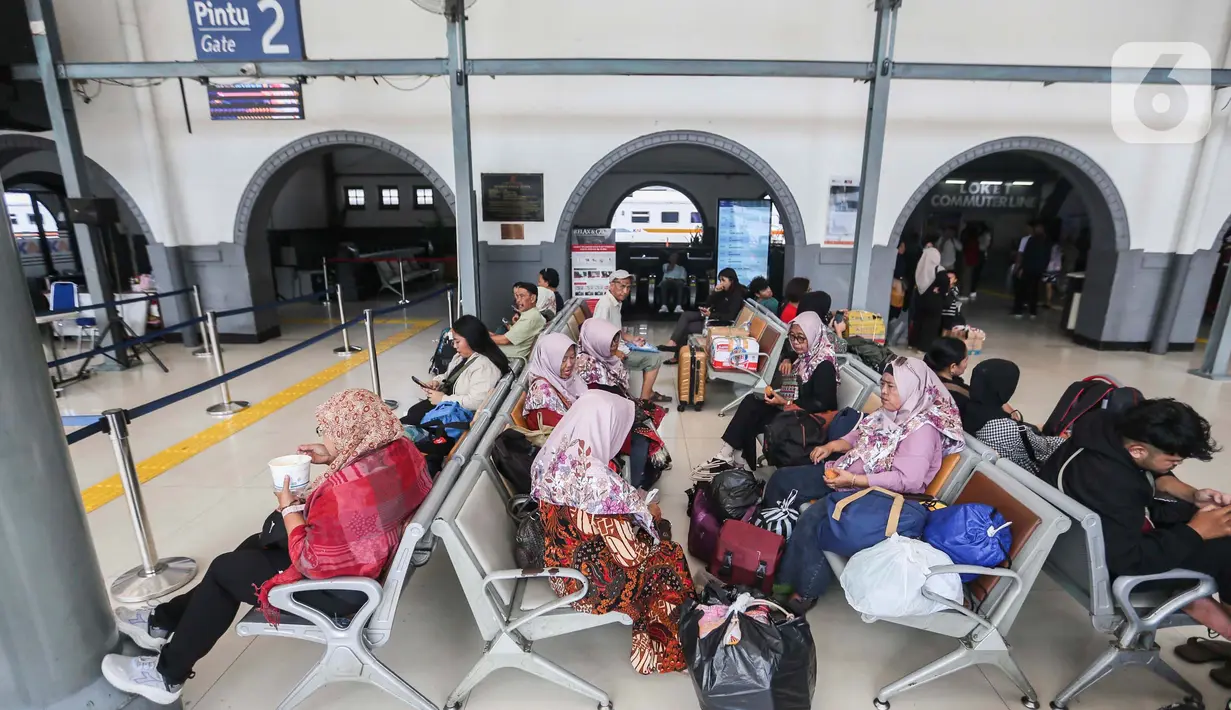 VP Public Relation KAI Joni Martinus menyampaikan angka tersebut masih terus bergerak. (Liputan6.com/Angga Yuniar)