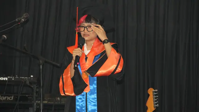 Aci Resti saat menjalani wisuda.