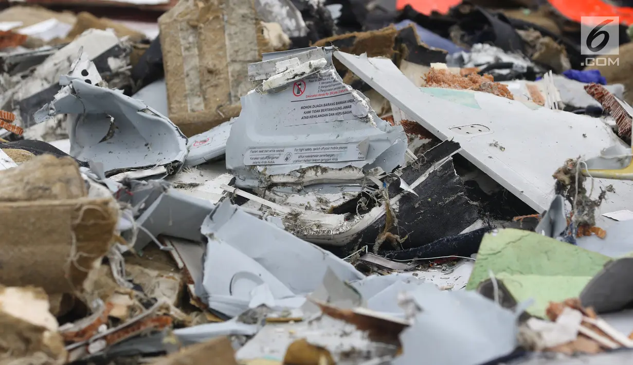 Serpihan barang dari pesawat Lion Air JT 610 saar diidentifikasi di Pelabuhan JICT 2, Jakarta, Selasa (30/10). Sejumlah barang ditemukan petugas gabungan dalam operasi pencarian. (Liputan6.com/Helmi Fithriansyah)
