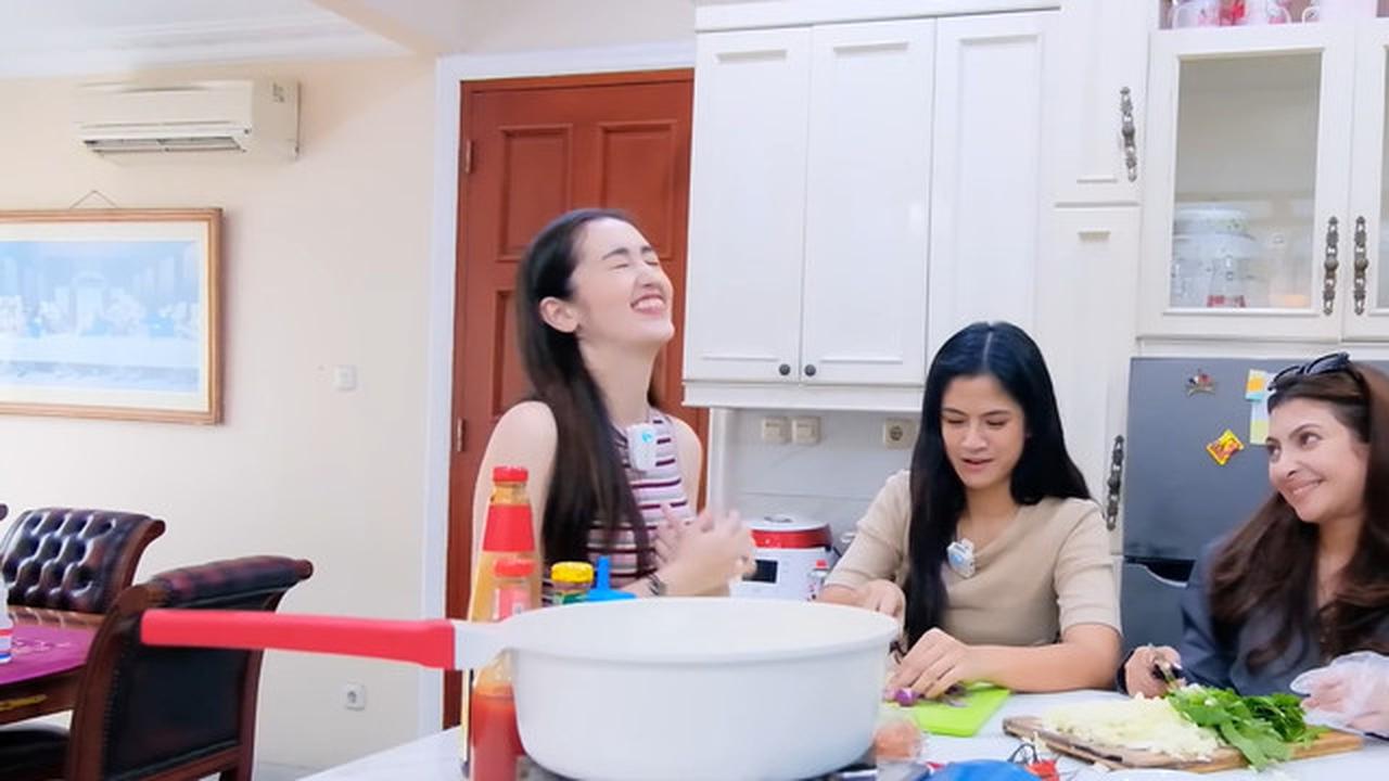 5 Potret Dapur Rumah Ranty Maria, Nuansa Putih dengan Desain Minimalis
