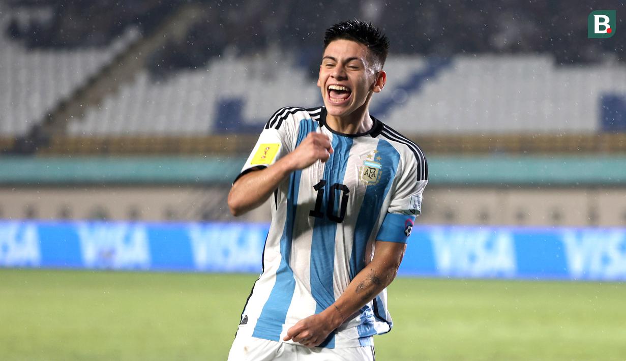 <p>Pemain Timnas Argentina U-17, Claudio Echeverri melakukan selebrasi setelah mencetak gol ketiga timnya ke gawang Timnas Venezuela U-17 pada laga 16 besar Piala Dunia U-17 2023 di Stadion Si Jalak Harupat, Bandung, Selasa (21/11/2023). (Bola.com/Ikhwan Yanuar)</p>