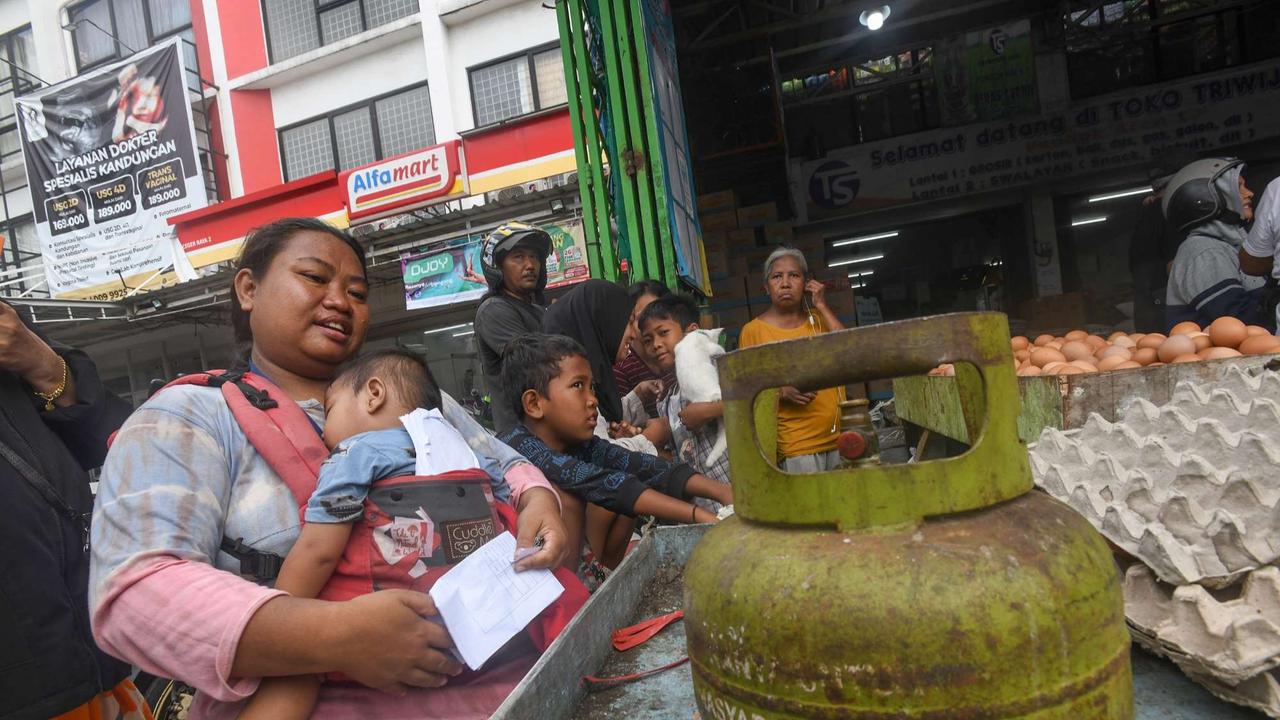 Antrean pembeli gas 3 kg