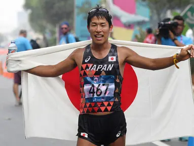 Atlet Jepang, Hayato Katsuki melakukan selebrasi usai memenangkan cabang olahraga jalan cepat 50 Km putra di Asian Games 2018, Jakarta, Kamis (30/8). Hayato menorehkan waktu 4 jam 3 menit dan 30 detik. (Merdeka.com/Imam Buhori)