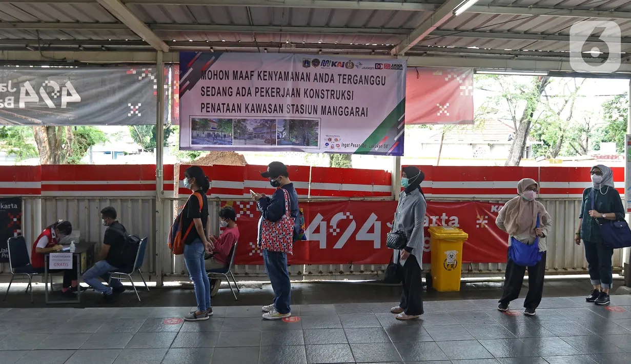Calon penumpang antre untuk melakukan tes antigen di Stasiun Manggarai, Jakarta, Senin (21/6/2021). Tes antigen dilakukan di sejumlah stasiun seperti Bekasi, Bogor, Cikarang, Tangerang, Manggarai, dan Tanah Abang. (Liputan6.com/Herman Zakharia)
