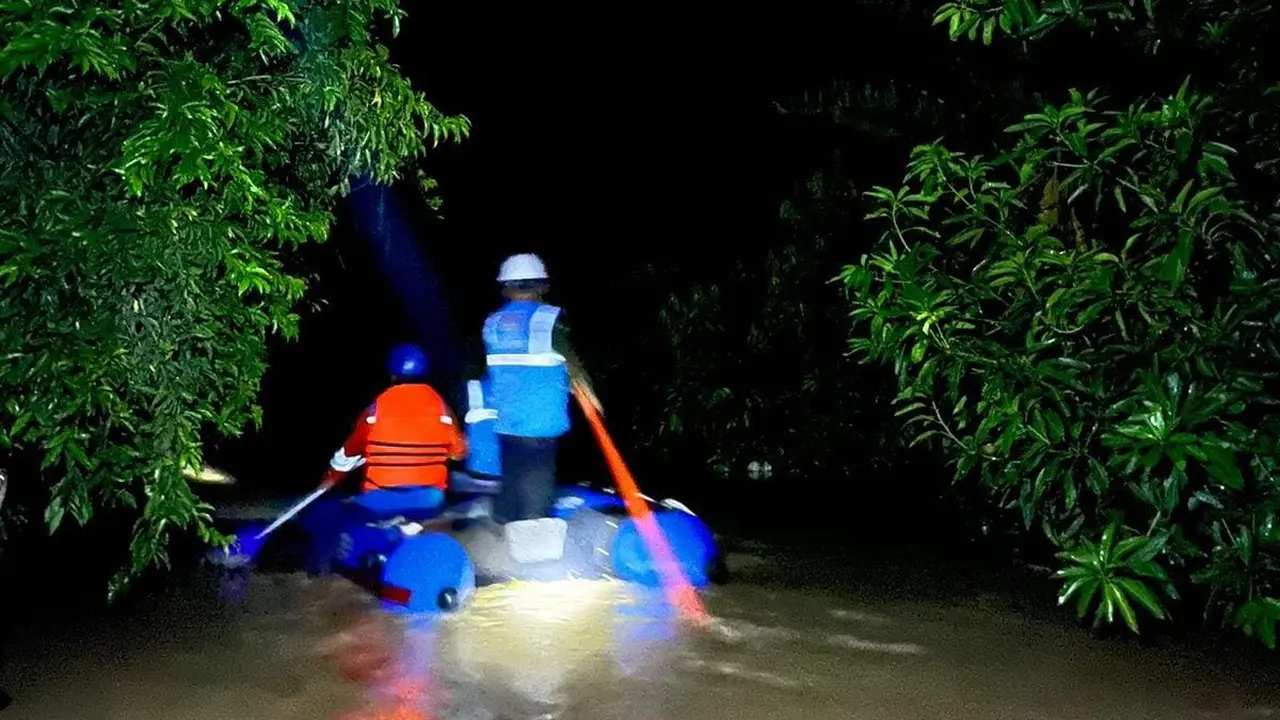 PT PLN (Persero) memulihkan pasokan listrik yang terdampak  banjir dan longsor di Kabupaten Luwu, Wajo, Enrekang, Sidrap, dan Pinrang, Provinsi Sulawesi Selatan (Sulsel). (Dok PLN)