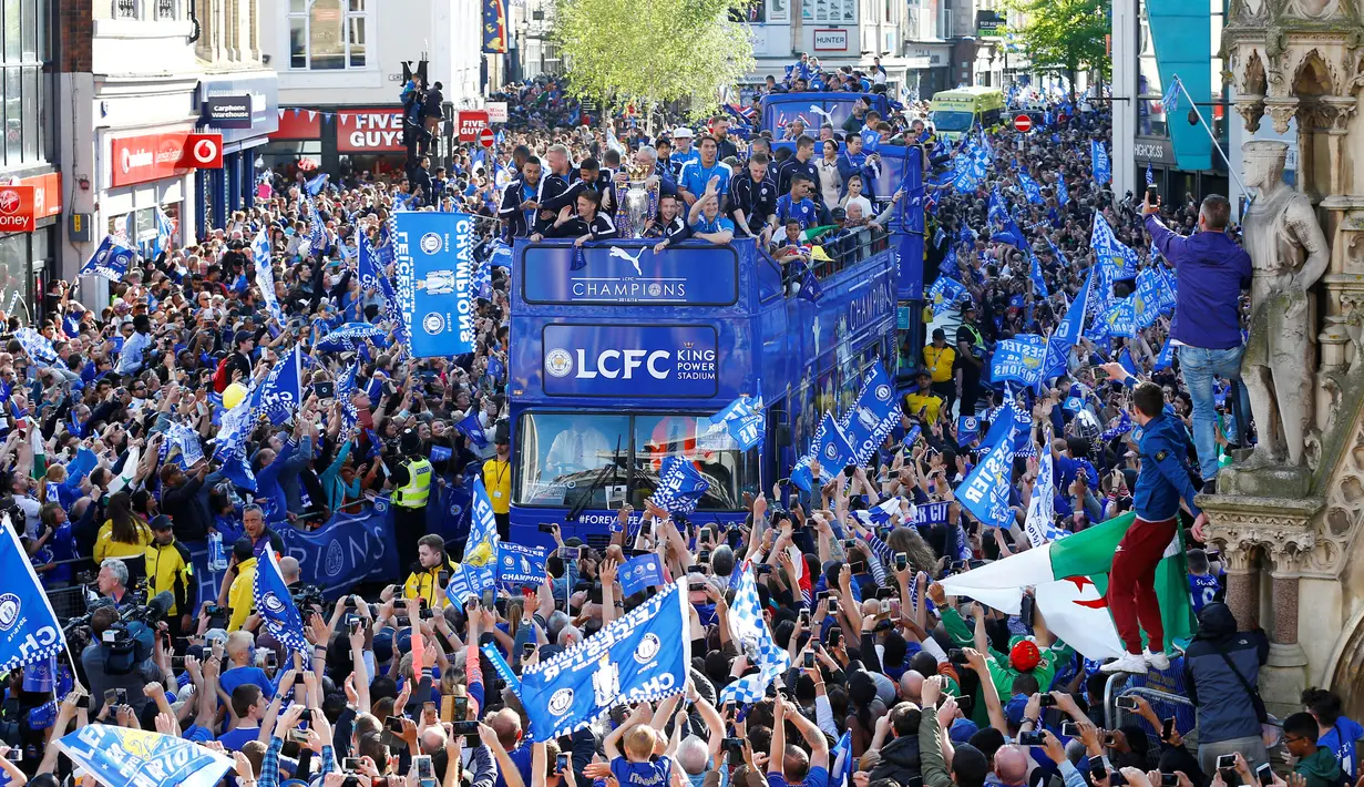 Sejumlah pemain dan staf dari Leicester City menaiki bus terbuka untuk mengarak piala liga Inggris yang di Inggris, (17/5). Sekitar 240.000 orang diperkirakan turun ke jalan merayakan juara bersama punggawa Leicester City. (Reuters / Darren Staples)