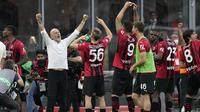 Hingga laga usai skor 2-0 untuk kemenangan AC Milan tetap bertahan. Pasukan Stefano Pioli total mengemas 83 poin, unggul dua poin dari Inter Milan yang akhirnya menang 3-1 dari tuan rumah Cagliari. (AP/Antonio Calanni)