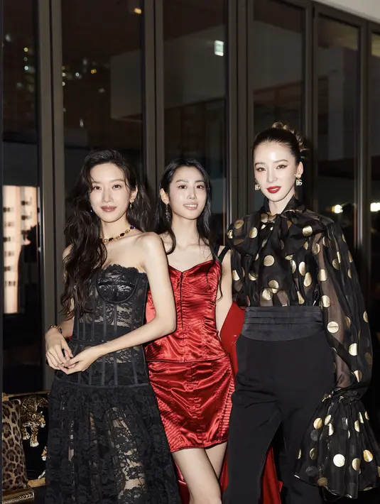Koleksi Kecantikan menawarkan empat tampilan: dari tampilan yang mudah dan menawan dari Fresh Look hingga tampilan yang serba guna dari Classic Look, hingga tampilan yang ikonik dari Flawless Look, dan tampilan yang semarak dari Bold Look. Koleksi tata rias Dolce&Gabbana yang baru menawarkan berbagai macam produk dan kemungkinan untuk menciptakan kombinasi yang tak terbatas, cocok untuk semua orang, setiap suasana hati dan acara.  [Foto: Dolce&Gabbana]