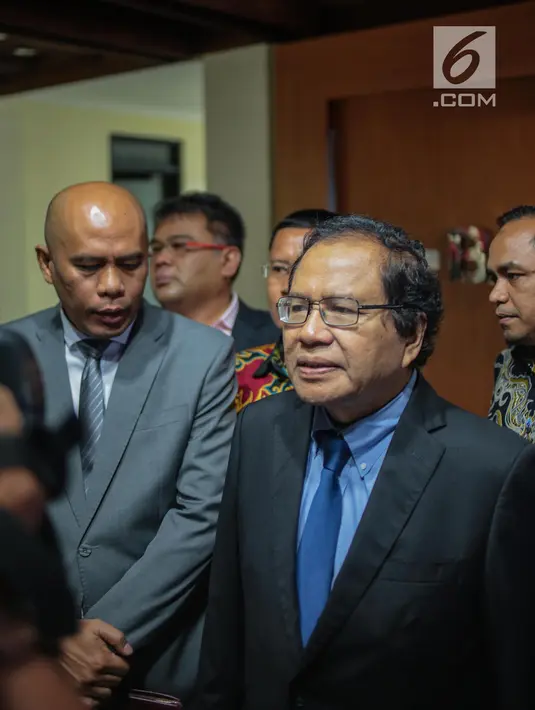 Mantan Menko Kemaritiman Rizal Ramli memberikan keterangan setibanya di Bareskrim Polri, Jakarta, Senin (26/11). Rizal diperiksa sebagai pelapor atas dugaan pencemaran nama baik dengan terlapor Ketum Partai Nasdem Surya Paloh. (Liputan6.com/Faizal Fanani)
