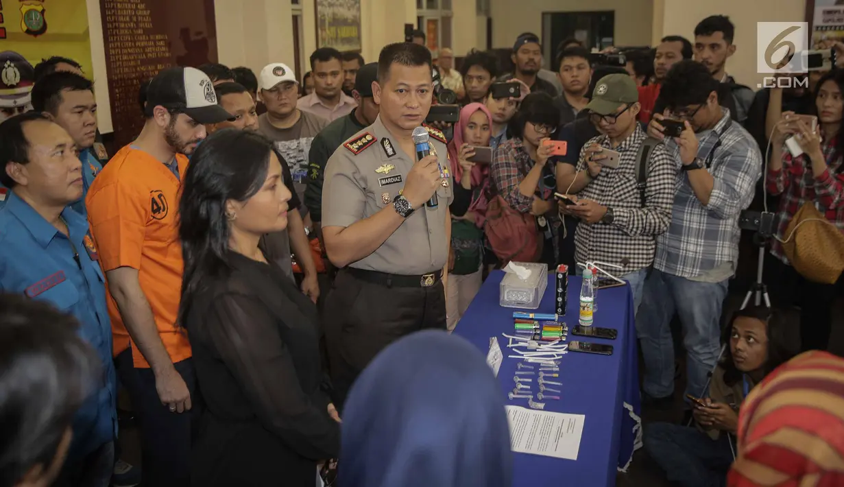 Kapolres Jaksel Kombes Mardiaz Kusin memberi keterangan saat gelar rilis kasus narkoba yang menjerat Fachri Albar di Polres Jakarta Selatan, Rabu (14/2). (Liputan6.com/Faizal Fanani)
