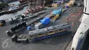 Sebuah gerbong KRL tiba di Pelabuhan Tanjung Priok, Jakarta, Rabu (6/1). Kedatangan gerbong KRL ini menandai akhir program pengadaan 120 kereta PT KAI Commuter Jabodetabek tahun 2015 (Liputan6.com/Gempur M Surya)
