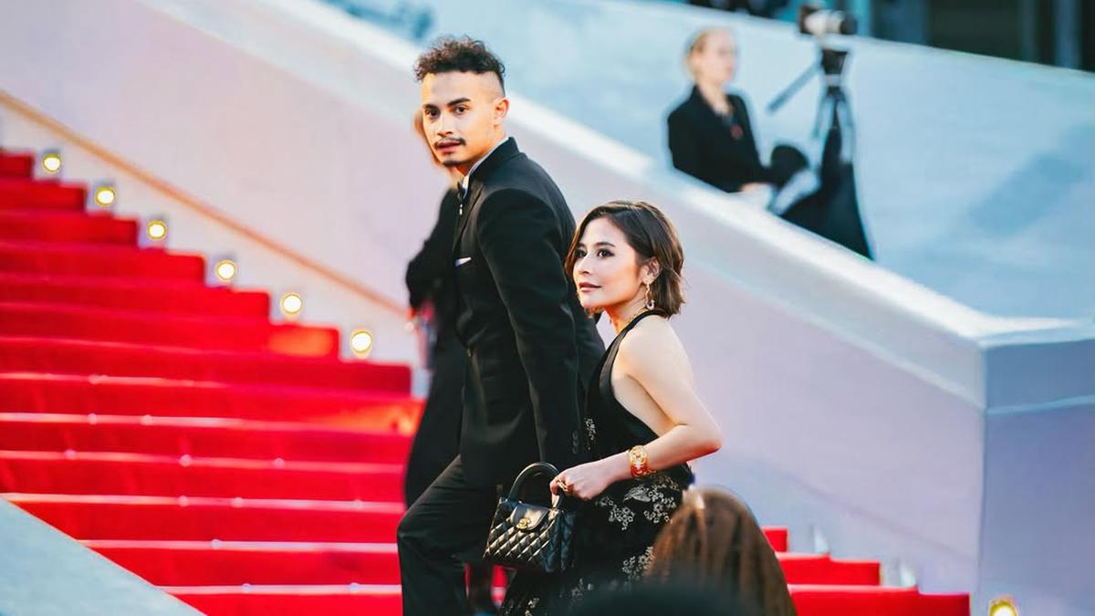 6 Potret Prilly Latuconsina di Festival Film Cannes 2026, Pakai Gaun Beludru Hitam Karya Liliana Lim