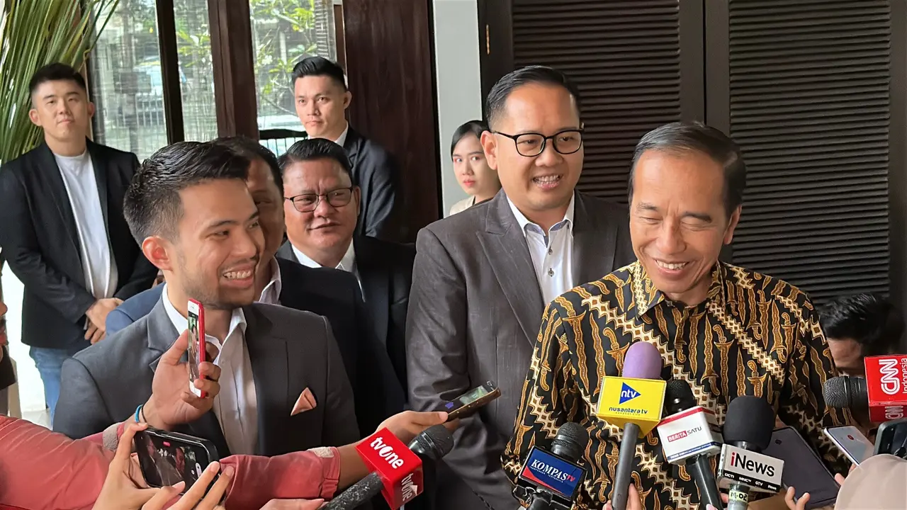 Presiden Ke-7 RI Joko Widodo atau Jokowi saat bertemu dengan kuasa hukumnya.