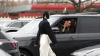 Seorang perempuan mengambil gambar model yang berjalan melewati mobil saat drive-in fashion show bagian dari Praha Fashion Week di Praha, Ceko, Sabtu (1/5/2021). Karena pembatasan virus corona, penonton hanya dapat melihat pertunjukan dari dalam mobil mereka. (AP Photo/Petr David Josek)