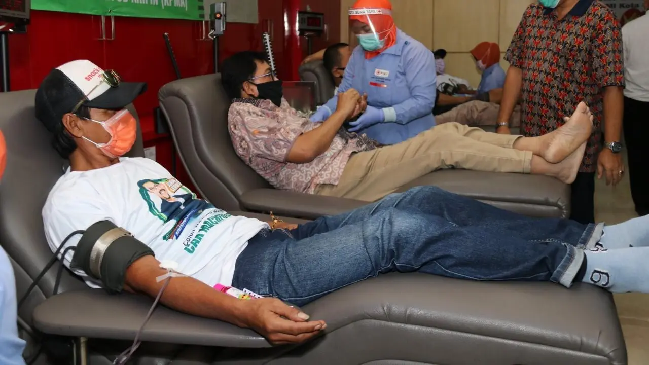 Calon wali kota surabaya Machfud Arifin donor darah.