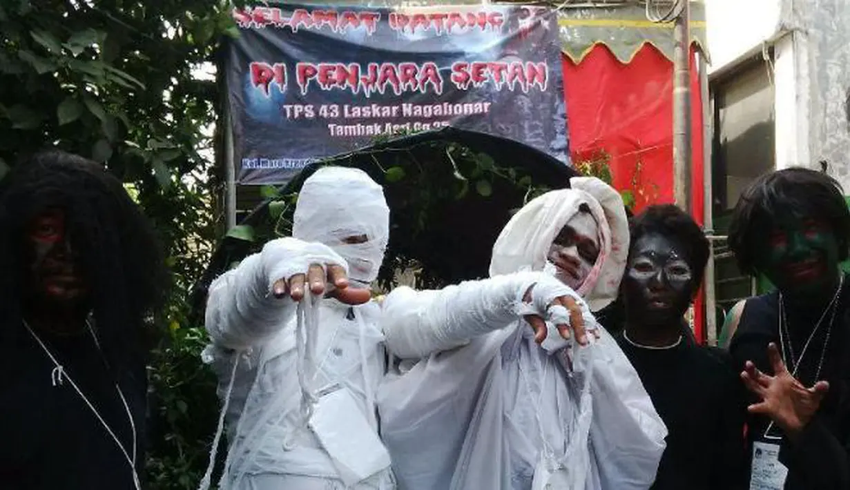 Kostum panitia yang menyerupai hantu ini menjadi pemandangan unik bagi warga sekitar, Surabaya, Rabu (9/7/2014) (istimewa)