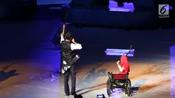 Presiden RI, Joko Widodo (tengah) memanah tugu bersama penyandang disabilitas saat malam pembukaan Asian Para Games 2018 di SUGBK, Jakarta, Sabtu (6/10). Ribuan atlet dari 41 negara akan berlaga. (Liputan6.com/Helmi Fithriansyah)