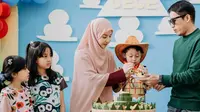 Salah satunya saat anak bungsunya, Miguel atau Gege, yang baru saja sunat. Sebagai orangtua, Desta dan Caca gelar syukuran [@natasharizkynew]
