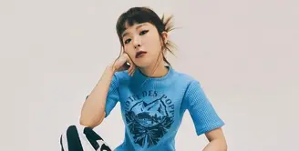 Didapuk sebagai brand ambassador Converse Korea sejak 2018, main dancer dari girlgroup Red Velvet, Seulgi kerap tampil stylish memadu padankan busana dengan Converse. (Instagram/hi_sseulgi).