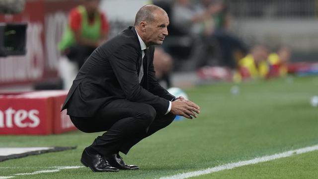 Ekspresi Massimiliano Allegri saat menyaksikan AC Milan menjamu Cremonese di pekan pertama Serie A 2025/2026 di San Siro, Minggu (24/08/2025). (AP Photo/Luca Bruno).