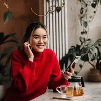 Menikmati waktu./Copyright Image by lookstudio on Freepik