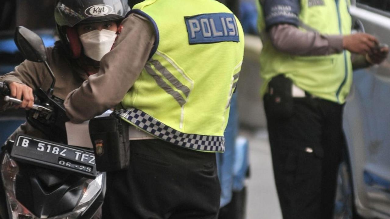Namun, mengubah budaya bukan perkara mudah. Karena keterbatasan anggaran dan berbagai hal, tilang manual terpaksa kembali diterapkan, walau dengan sejumlah ketentuan yang diharapkan menyulitkan tindakan ilegal.