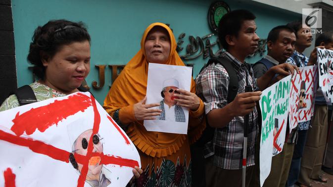 Massa penyandang disabilitas saat menggelar aksi di kantor MUI, Jakarta Pusat, Rabu (14/11). Menurut Ketua PASTI, Arif Nur Jamal, pernyataan Ma'ruf telah melukai hati para penyandang disabilitas. (Merdeka.com/Imam Buhori)