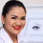 Rambut yang dipotong tak akan sia-sia, oleh Moza Pramita pemilik Lashes by Moza akan dimanfaatkan menjadi bulu mata.