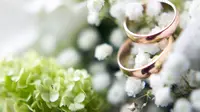 Agar kondisi cincin pernikahan Anda tetap terjaga dan terawat dengan baik, intip tips jitu berikut ini. (Foto: istockphoto.com) 