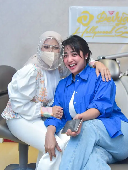 Rully mengaku, demi keseriusannya dengan Depe, ia rela rutin mentransferkan uang tiap bulan meski belum menikah. "Tabungan? Semua gaji saya ke dia, karena menunjukkan keseriusan," ungkap Rully. [Instagram/dewiperssik9]