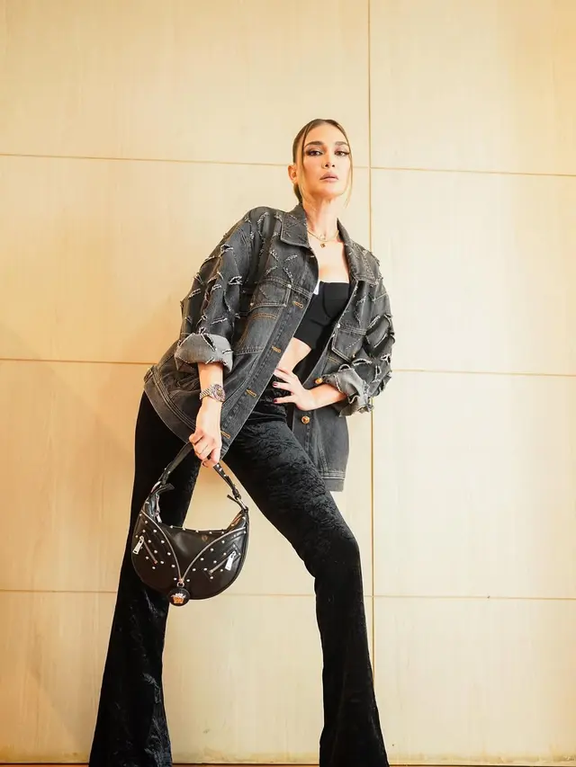 6 Outfit Padu Padan Jaket Jeans ala Luna Maya