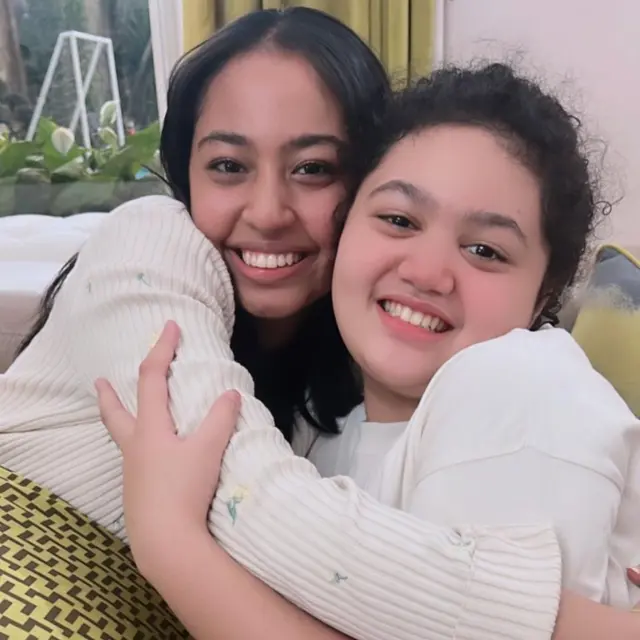 Krisdayanti berkumpul dengan Dillah Daesslow dan Athalia Lemos, anak Raul Lemos (Foto: Instagram @krisdayantilemos)