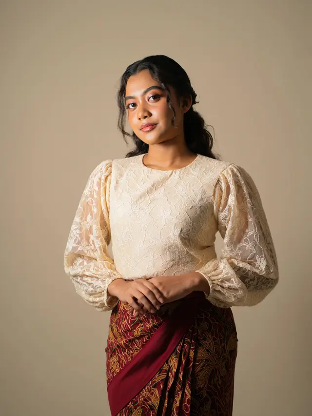 Rok Batik Lilit Kombinasi Brokat Cocok untuk Bridesmaid Adat Modern
