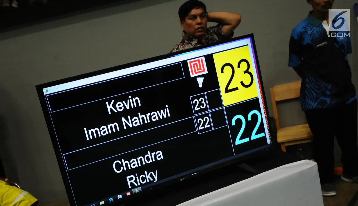 Layar monitor menampilkan hasil laga eksebisi antara Menpora Imam Nahrawi/Kevin Sanjaya melawan Candra Wijaya/Ricky Subagja di Candra Wijaya Internasional Badminton Centre, Tangerang Banten, Selasa (19/12). (Liputan6.com/Helmi Fithriansyah)